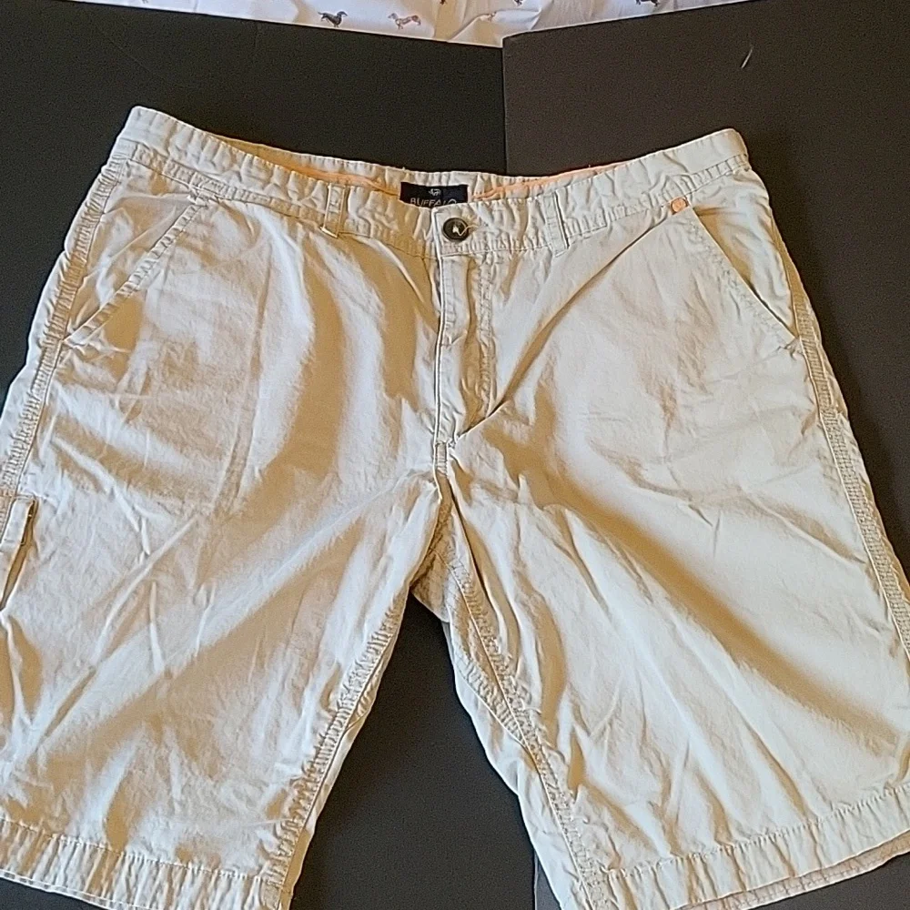 Men's Buffalo David Bitton Shorts, Size 34W - Picture 4 of 10